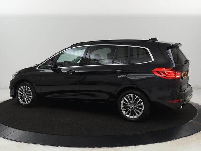 BMW 2-SERIE GRAN TOURER 216i Luxury Line 7-persoons | Trekhaak | Stoelverwarming | Leder | Head-Up | Camera | Navigatie | Full LED | Park Assist | Sfeerverlichting | Climate control | Getint glas
