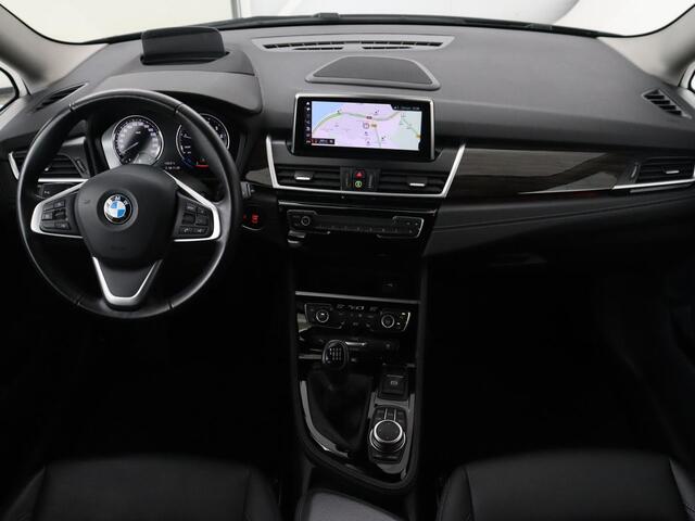 BMW 2-SERIE GRAN TOURER 216i Luxury Line 7-persoons | Trekhaak | Stoelverwarming | Leder | Head-Up | Camera | Navigatie | Full LED | Park Assist | Sfeerverlichting | Climate control | Getint glas