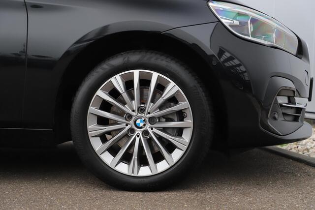 BMW 2-SERIE GRAN TOURER 218i 7p. High Executive Edition Automaat Panoramadak Leder Sportstoelen 7 Persoons Navigatie Carplay Achteruitrijcamera Stoelverwarming HUD