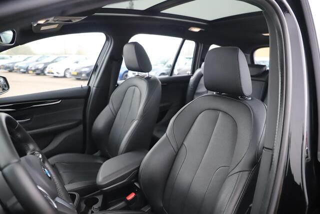 BMW 2-SERIE GRAN TOURER 218i 7p. High Executive Edition Automaat Panoramadak Leder Sportstoelen 7 Persoons Navigatie Carplay Achteruitrijcamera Stoelverwarming HUD