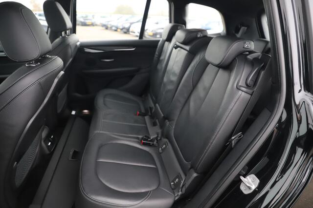 BMW 2-SERIE GRAN TOURER 218i 7p. High Executive Edition Automaat Panoramadak Leder Sportstoelen 7 Persoons Navigatie Carplay Achteruitrijcamera Stoelverwarming HUD