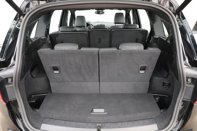 BMW 2-SERIE GRAN TOURER 218i 7p. High Executive Edition Automaat Panoramadak Leder Sportstoelen 7 Persoons Navigatie Carplay Achteruitrijcamera Stoelverwarming HUD