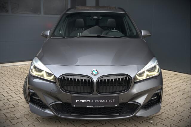 BMW 2-SERIE GRAN TOURER 218i 7p. High Executive M Sport | Panoramadak | Stoelverwarming | Trekhaak | Adaptive LED | HIFI | Apple Carplay | Cruise Control | Climate Control | Keyless |