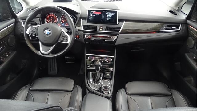 BMW 2-SERIE GRAN TOURER 218i High Executive 7p-LEDER-CAMERA-PANO Harman Kardon-HUD, Zonne/schuifdak-Trekhaak-Privacy glas, elec koffersluiting stoelverw, cd speler, cruise
