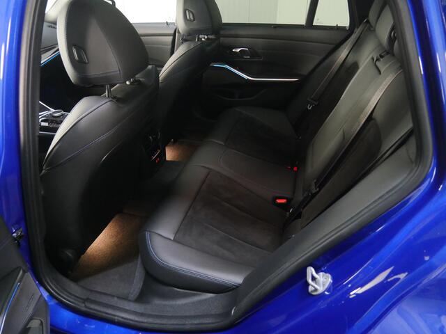 BMW 3-SERIE Touring 330e xDrive High Executive M Sport Automaat / Panoramadak / Trekhaak / Sportstoelen / Adaptief M Onderstel / Adaptieve LED / Parking Assistant Plus / Comfort Access