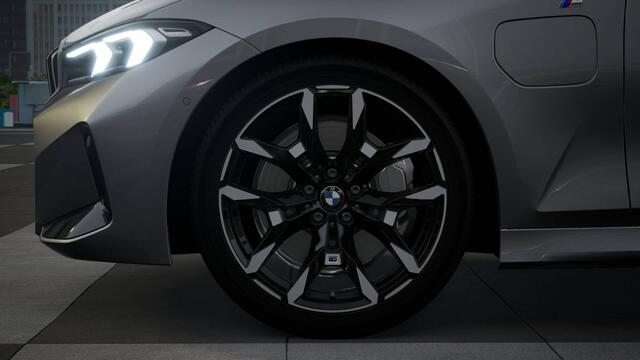 BMW 3-SERIE Touring 330e High Executive M Sport Automat / Panoramadak / Sportstoelen / Parking Assistant Plus / Comfort Access / Adaptieve LED / Stuurverwarming