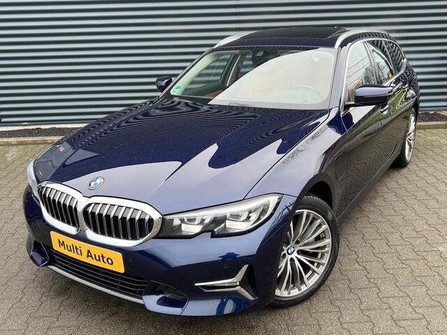 BMW 3-SERIE Touring 330e Luxury Line Plug-in Hybrid PHEV | Trekhaak af Fabriek | Panodak | Adaptive Onderstel | Carplay | Sfeerverlichting |