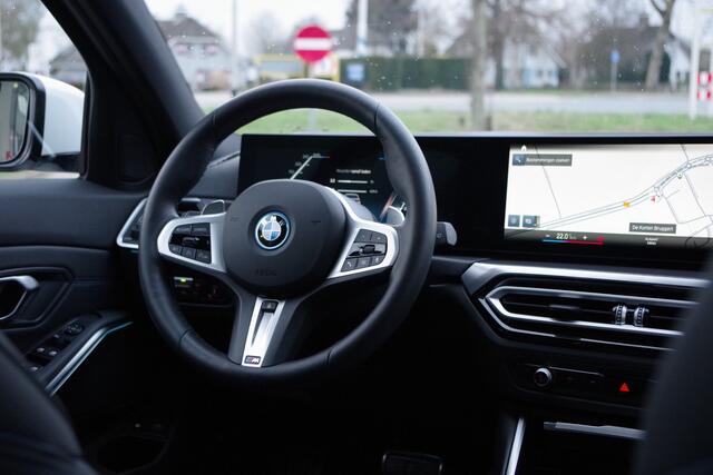 BMW 3-SERIE Touring 330e 293 PK M-Sport xDrive PHEV, Panoramadak, Elek. Trekhaak, Camera