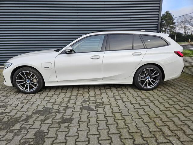 BMW 3-SERIE Touring 330e Sportline Plug In Hybrid 293pk PHEV | Panodak | Laser LED | Adaptive Cruise | Head Up | Adaptive Onderstel | Apple Carplay | Camera | Sportstoelen Memory |