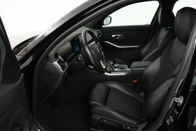 BMW 3-SERIE 320i Executive Edition | Sport Line | Half leder | Carplay | Full LED | Sportstoelen | Navigatie | Sfeerverlichting | Live Cockpit | Climate control | PDC | Cruise control