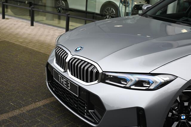 BMW 3-SERIE Touring 330e M Sport Automaat / Panoramadak / Trekhaak / Sportstoelen / Adaptieve LED / Parking Assistant Plus / Comfort Access