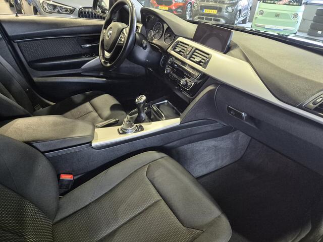 BMW 3-SERIE 318i Essential Navi (groot scherm) | Clima Airco | Sensoren | LED | Nette auto