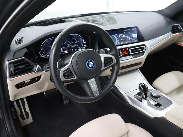 BMW 3-SERIE 330e xDrive High Executive | Laser Light | Schuifdak | Leder met Memory | Head-Up | Parkeercamera | Stoelverwarming | Keyless Go |