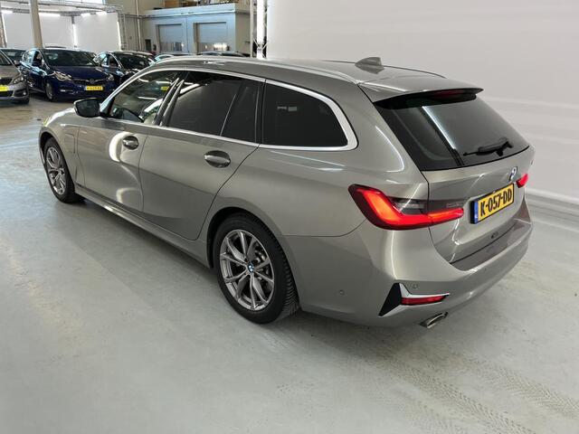 BMW 3-SERIE Touring 330e eDrive Edition Leder | Sfeer | Navi | Camera | Stoelverwarming | Carplay | PDC | 2 Laadkabels | Volledig Dealer Onderh.