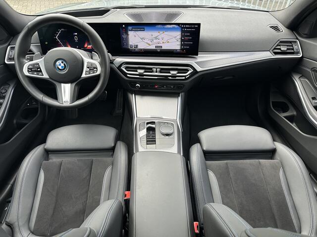BMW 3-SERIE Touring M Sport 330e Pano-Dak | Trekhaak | HUD | Keyless | Laser Licht |