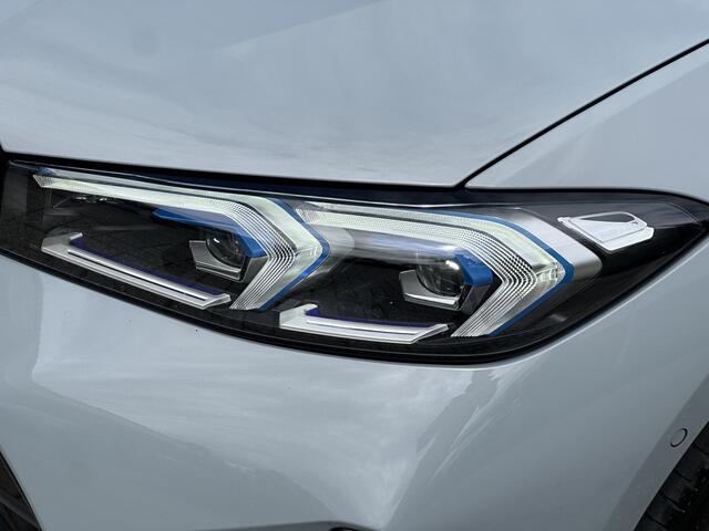 BMW 3-SERIE Touring M Sport 330e Pano-Dak | Trekhaak | HUD | Keyless | Laser Licht |