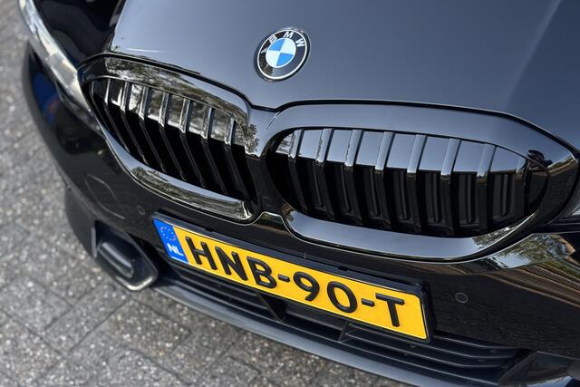BMW 3-SERIE Touring 330e xDrive | Panodak | Trekhaak | Head-up | Camera | Comfort Access | 19inch