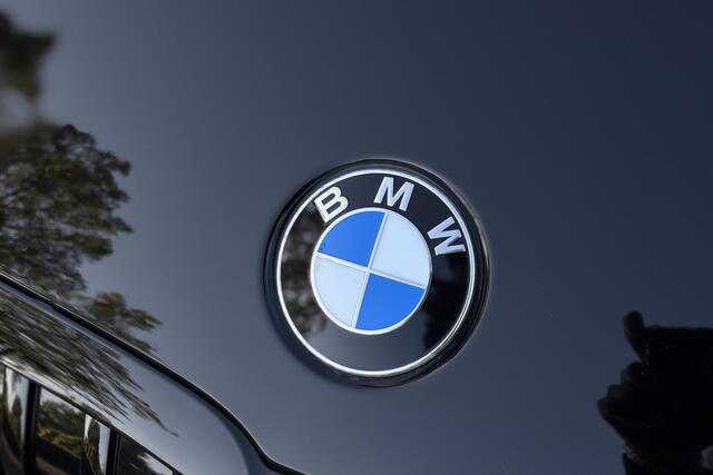 BMW 3-SERIE Touring 330e xDrive | Panodak | Trekhaak | Head-up | Camera | Comfort Access | 19inch