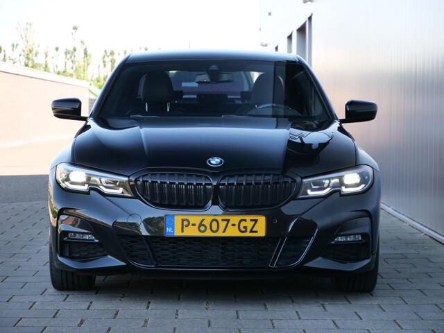 BMW 3-SERIE 330i High Executive M-Pakket / Carplay / Head-Up