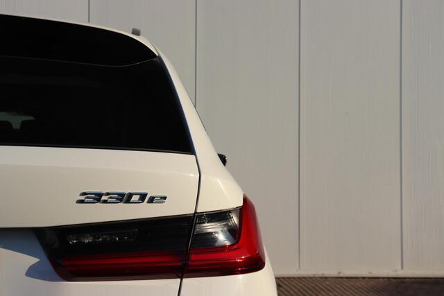 BMW 3-SERIE Touring 330e High Executive M-Sportpakket / Extra Getint Glas / Comfort Access / HIFI / Head Up Display /