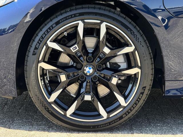 BMW 3-SERIE Touring 330e | M-Sport | 19'' | Panorama. | Harman/Kardon | Park. Plus | Head-Up | Comf. Acc. | Stuur + stoelverw. | Geluidswerende ramen | Getint glas | Adapt. LED