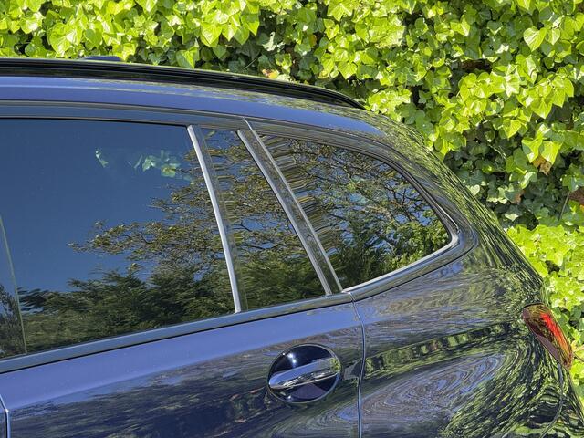 BMW 3-SERIE Touring 330e | M-Sport | 19'' | Panorama. | Harman/Kardon | Park. Plus | Head-Up | Comf. Acc. | Stuur + stoelverw. | Geluidswerende ramen | Getint glas | Adapt. LED