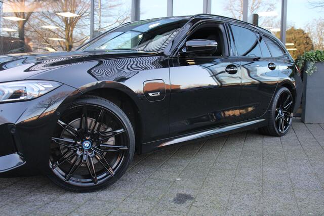 BMW 3-SERIE Touring 320e High Executive Navi/Camera/Head-up/Sfeerverlichting/Led/Panoramadak/Leder/20Inch
