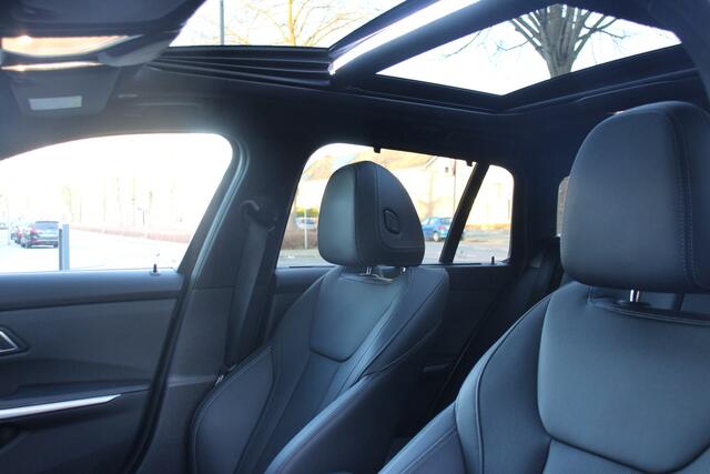BMW 3-SERIE Touring 320e High Executive Navi/Camera/Head-up/Sfeerverlichting/Led/Panoramadak/Leder/20Inch