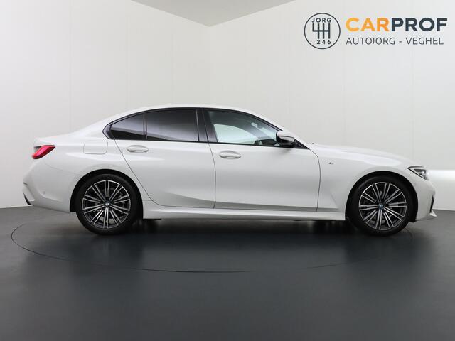 BMW 3-SERIE 320i High Executive M-Pakket | Camera | Navigatie | Dealer onderhouden