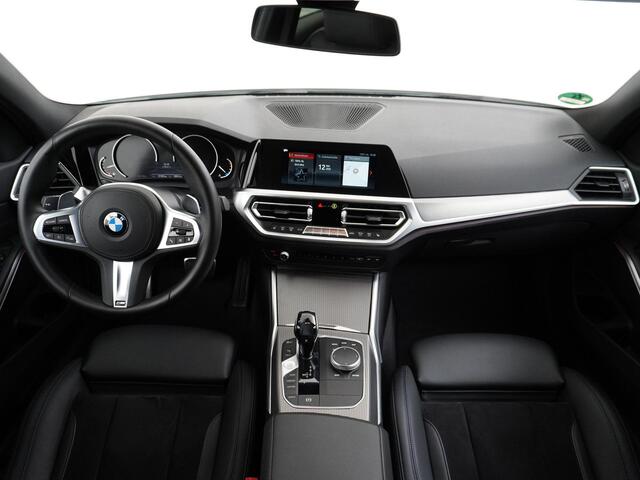 BMW 3-SERIE 320i High Executive M-Pakket | Camera | Navigatie | Dealer onderhouden