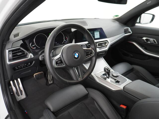 BMW 3-SERIE 320i High Executive M-Pakket | Camera | Navigatie | Dealer onderhouden