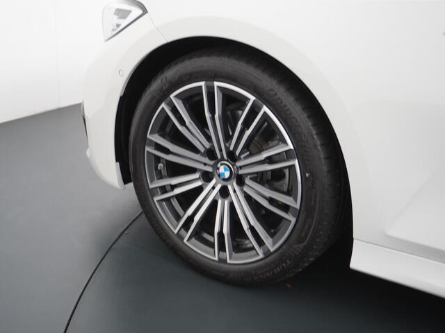 BMW 3-SERIE 320i High Executive M-Pakket | Camera | Navigatie | Dealer onderhouden