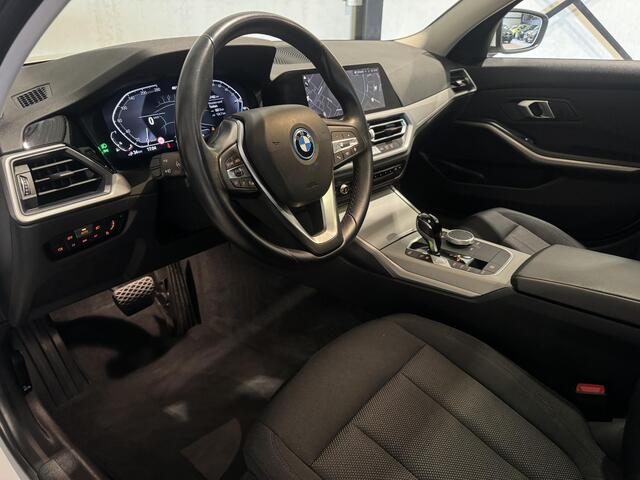 BMW 3-SERIE Touring 320e Business Aut. | panorama | navi | trekhaak |