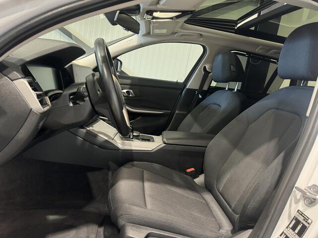 BMW 3-SERIE Touring 320e Business Aut. | panorama | navi | trekhaak |