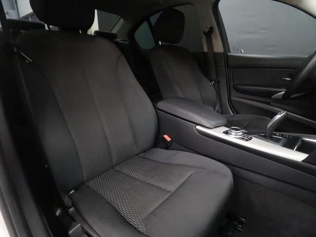 BMW 3-SERIE 318i Executive [LED, NAVIGATIE, CRUISE CONTROL, CLIMATE CONTROL, PDC ACHTER, BLUETOOTH TELEFOONVOORBEREIDING, NAVIGATIE, NIEUWSTAAT]