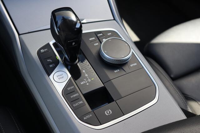 BMW 3-SERIE Touring 330e eDrive Edition Leder / Adaptieve Cruise / Elec Stoelen / Stoel verwarm / 1e eigenaar / NL-Auto