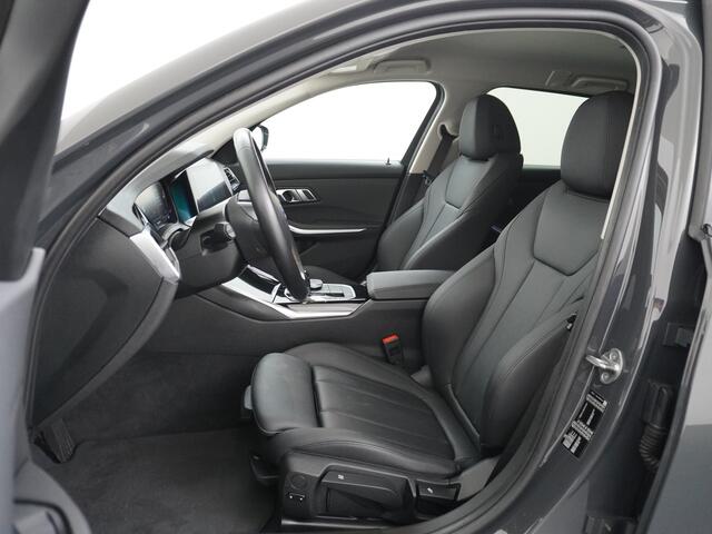 BMW 3-SERIE Touring 318I 157PK Autom.-8 Sport Line Trekhaak Leder Apple Carplay Android Auto Navi Pro Live Cockpit Pro Active Cruise Control DAB+ Comfort Access BMW Digital Key Elek.Achterklep Bluetooth Pdc Led Business Edition 1e Eigenaar
