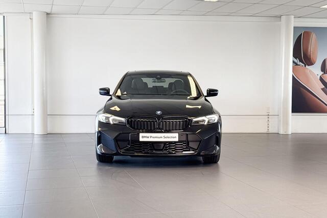 BMW 3-SERIE Sedan 330e | M Sport | Glazen Schuif-/kanteldak | Head-up Display | Comfort Access | Trekhaak |