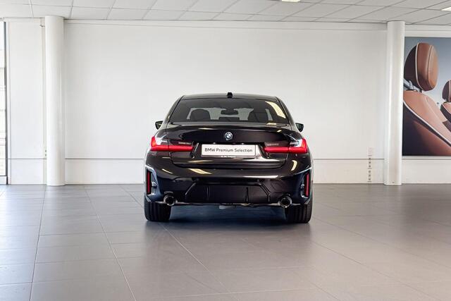 BMW 3-SERIE Sedan 330e | M Sport | Glazen Schuif-/kanteldak | Head-up Display | Comfort Access | Trekhaak |
