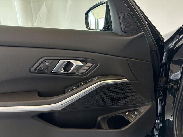 BMW 3-SERIE Sedan 330e | M Sport | Glazen Schuif-/kanteldak | Head-up Display | Comfort Access | Trekhaak |