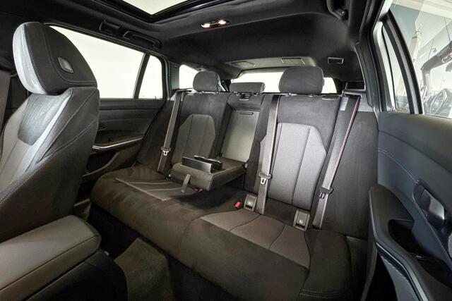 BMW 3-SERIE Touring 330e xDrive | M Sport | Glazen Panoramadak | Stoelverwarming | Headup Display |