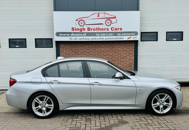 BMW 3-SERIE 318i/EXE/AUT/M-SPORT/LEER/CARPLAY/NAP/INRUIL MOG!!!