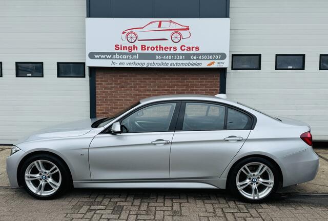 BMW 3-SERIE 318i/EXE/AUT/M-SPORT/LEER/CARPLAY/NAP/INRUIL MOG!!!