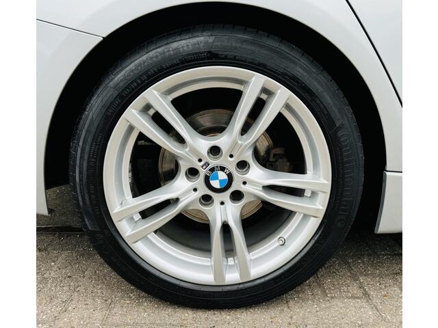 BMW 3-SERIE 318i/EXE/AUT/M-SPORT/LEER/CARPLAY/NAP/INRUIL MOG!!!