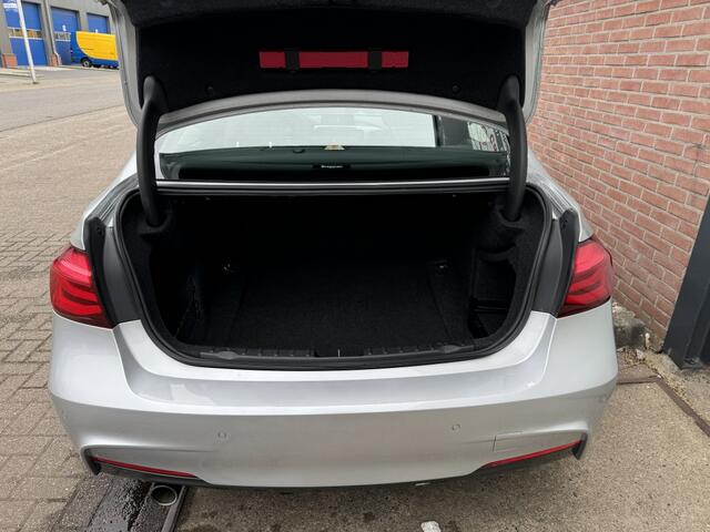 BMW 3-SERIE 318i/EXE/AUT/M-SPORT/LEER/CARPLAY/NAP/INRUIL MOG!!!