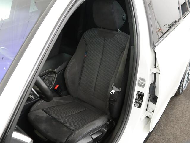 BMW 3-SERIE 320i M Sport | Sportstoelen | Alcantara | Full LED | Navigatie | Climate control | Bluetooth | Parkeerhulp | Cruise control