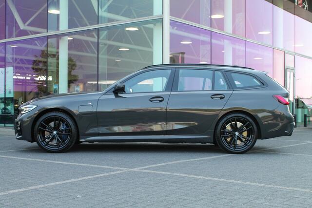 BMW 3-SERIE Touring 330e High Executive M Sport Automaat / Sportstoelen / Stoelverwarming / LED / Head-Up / Live Cockpit Professional / Parking Assistent