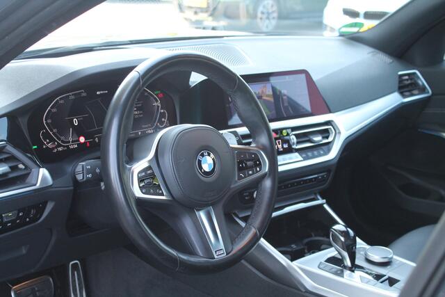 BMW 3-SERIE Touring 330e High Executive M Sport Automaat / Sportstoelen / Stoelverwarming / LED / Head-Up / Live Cockpit Professional / Parking Assistent