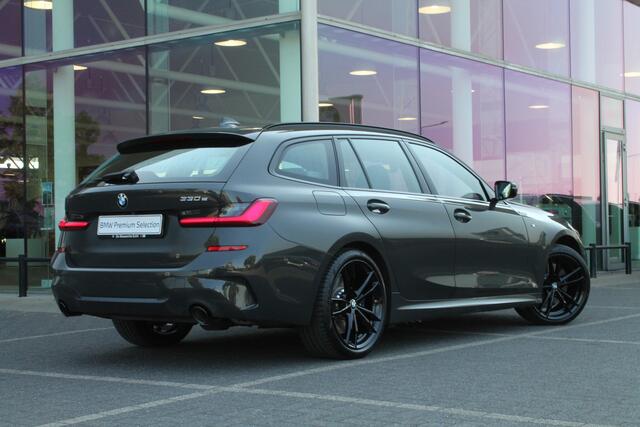 BMW 3-SERIE Touring 330e High Executive M Sport Automaat / Sportstoelen / Stoelverwarming / LED / Head-Up / Live Cockpit Professional / Parking Assistent