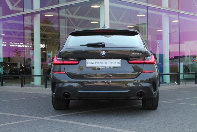 BMW 3-SERIE Touring 330e High Executive M Sport Automaat / Sportstoelen / Stoelverwarming / LED / Head-Up / Live Cockpit Professional / Parking Assistent